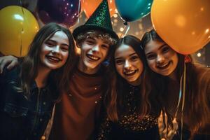 adolescentes amigos dentro fantasias a comemorar e tendo Diversão às dia das Bruxas Festa. jovem pessoas às fantasias festa dia das Bruxas celebração conceito de ai gerado foto