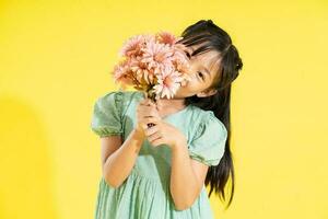 feliz sorridente ásia menina em amarelo fundo foto