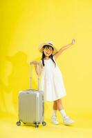 feliz ásia menina dentro branco vestir, isolado em branco fundo foto