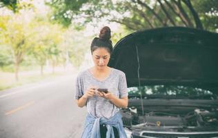 mulher com problemas no carro pedindo ajuda foto