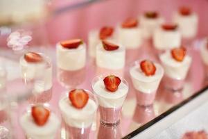 barra de chocolate de casamento com sobremesas rosa e brancas foto