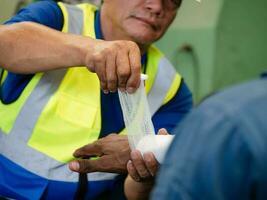 fábrica companhia trabalho funcionários emprego amarelo capacete de segurança capacete segurança trabalhos trabalho carreira ocupação acidente segurança local projeto Perigo gaze ferida médico Socorro mão dor algodão branco ajuda saúde Cuidado foto