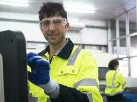 capataz engenheiro masculino pessoa segurança uniforme luva azul Veja às Câmera vestem vidro profissional tecnologia feliz sorrir instalação fabricação trabalhos trabalho ao controle maquinaria técnico funcionários empregado foto