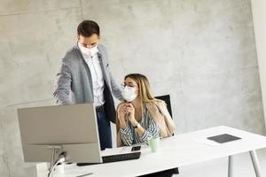 profissionais de negócios usando máscaras foto