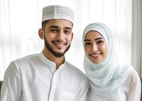 realista retrato do feliz muçulmano casal vestindo tradicional vestuário durante eid celebração, generativo ai. foto