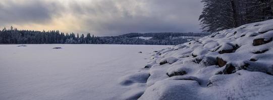 lagoa congelada no inverno foto