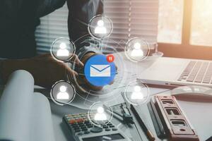 o email marketing conceito, o negócio pessoa recebendo Novo entrada mensagem às trabalhos em inteligente telefone, o email comunicação marketing, o negócio Boletim de Notícias. foto