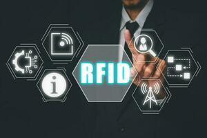 RFID, rádio frequência identificação conceito, homem de negocios mão tocante rádio frequência identificação ícone em virtual tela. foto