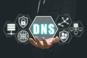 DNS, domínio nome sistema servidor conceito, pessoa mão segurando domínio nome sistema servidor ícone em virtual tela, misturado meios de comunicação. foto