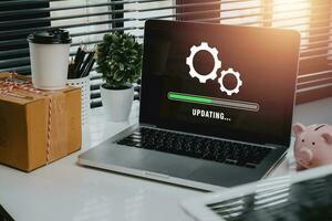 atualizar progresso conceito, pessoa esperando para instalando atualizar processo com Carregando Barra ícone em virtual tela em computador portátil computador. foto
