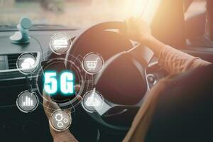 global comunicação rede conceito, mulher mão usando inteligente telefone dentro carro com 5g e Wi-fi ícone em virtual tela, mundo Largo negócios, alta velocidade Móvel Internet, Novo geração redes. misturado . foto