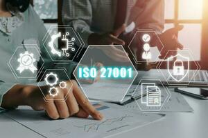 iso 27001 qualidade padrões garantia o negócio tecnologia conceito, o negócio equipe analisando renda gráficos e gráficos com iso 27001 ícone em virtual tela. foto