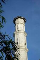 purwacarta, 05 pode 2023 - Visão do a minarete do a tajug gede cilodong mesquita contra uma azul céu Como uma fundo, localizado dentro cilodong, purwakarta foto