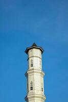 purwacarta, 05 pode 2023 - Visão do a minarete do a tajug gede cilodong mesquita contra uma azul céu Como uma fundo, localizado dentro cilodong, purwakarta foto