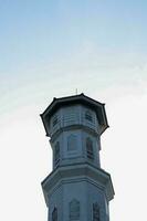 purwacarta, 05 pode 2023 - Visão do a minarete do a tajug gede cilodong mesquita contra uma azul céu Como uma fundo, localizado dentro cilodong, purwakarta foto