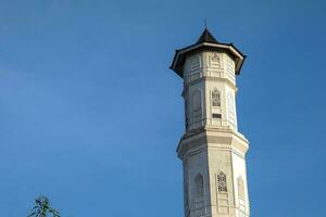 purwacarta, 05 pode 2023 - Visão do a minarete do a tajug gede cilodong mesquita contra uma azul céu Como uma fundo, localizado dentro cilodong, purwakarta foto
