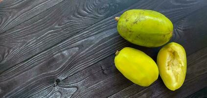 kedondong Além disso conhecido Como ambarella fruta ou otaheite maçã ótimo quente ameixa fruta isolado em uma branco fundo. científico nome é espondias dulcis.clipping caminho. foto