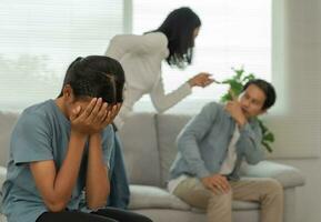 problema dentro família. filha usar mãos cobrir seu face e sentir estressado a partir de a pais briga. criança é ter mental problema. querelas, violência, depressão, suicídio, desânimo, social problema foto