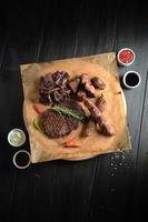 carne com osso em um menu de bufê de tábua de madeira foto