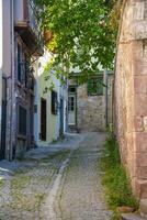 limitar ruas dentro uma turco cidade em uma verão e ensolarado dia com velho e alvenaria de madeira casas. foto