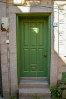 verde de madeira porta dentro a turco estilo do uma pedra casa. foto