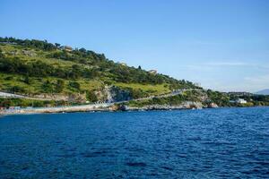 lindo Claro e rochoso baía entre kusadasi e ozdere foto