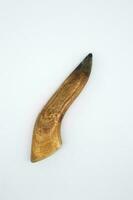 a lado ângulo do a indonésio pilão ou amassar para moer especiarias dentro uma cobek ou moedor que é fez do madeira. foto
