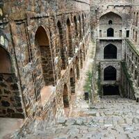 agrasen ki baoli - degrau bem situado no meio de connaught, localizado em nova delhi índia, antiga construção de arqueologia antiga foto