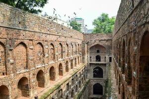 agrasen ki baoli - degrau bem situado no meio de connaught, localizado em nova delhi índia, antiga construção de arqueologia antiga foto