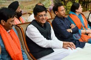 Novo Délhi, Índia - abril 27 2022 - piyush goyal gabinete ministro e testemunho membro do bharatiya janata festa - bjp durante uma comício dentro Apoio, suporte do bjp candidato adiante do mcd local corpo eleições 2022 foto