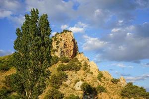 vista do mar com vista para as rochas em balaklava da Crimeia foto