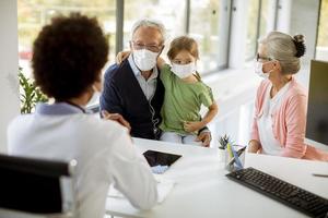 avós levando a neta ao médico foto