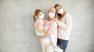 avó, mãe e filho usando máscaras com espaço de cópia