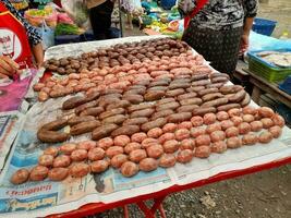 salsichas em uma mercado parar. produtos a partir de local manhã mercado. foto