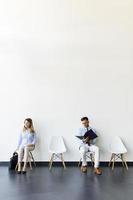 visão vertical de pessoas sentadas na sala de espera com espaço de cópia foto