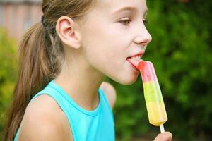 feliz menina comendo gelo creme. foto