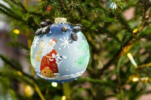 pintado vidro bola com santa claus em natal árvore foto