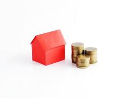 pilha de papel e moedas vermelhas para casa para o conceito de dinheiro de empréstimo