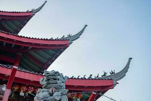 tradicional chinês estatuto em a chinês templos quando chinês Novo anos. a foto é adequado para usar para chinês Novo ano, lunar Novo ano fundo e conteúdo meios de comunicação.