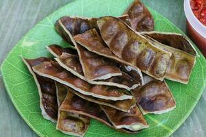 fedido feijão ou conhecido Como petai, é uma vegetal este indonésios gostar para comer cru ou fervido foto