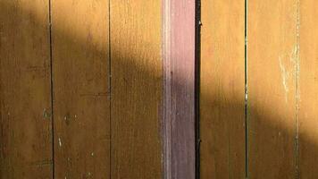 textura do Castanho rústico de madeira a partir de a porta do a casa foto