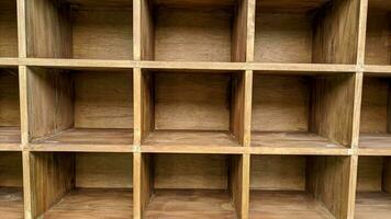 esvaziar de madeira caixa prateleira. gavetas para armazenamento do livros, sapatos e roupas foto