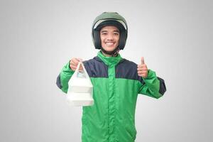 retrato do ásia conectados Táxi motorista vestindo verde Jaqueta e capacete segurando Comida embrulhado dentro espuma plástico caixa. isolado imagem em branco fundo foto