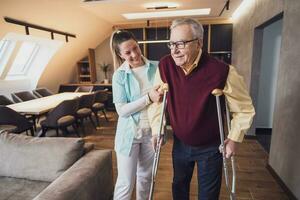 enfermeira casa cuidador é ajudando velho homem às dele lar. profissional saúde Apoio, suporte para idosos pessoas. foto