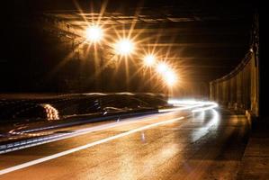 túnel antigo com trilhas de luz brilhante foto