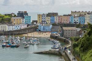 tenby e castelo em wales inglaterra foto