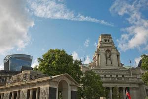 vista da arquitetura da cidade de londres no reino unido ao lado da margem do rio Tamisa foto