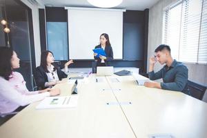 reunião de negócios na mesa de conferência foto