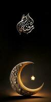 árabe caligrafia do Ramadã kareem com 3d renderizar, dourado requintado crescente lua e brilhando Estrela aguentar em Preto fundo. foto