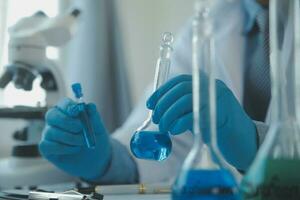 equipe de cientistas de pesquisa bioquímica trabalhando com microscópio para desenvolvimento de vacina contra coronavírus em laboratório de pesquisa farmacêutica, foco seletivo foto